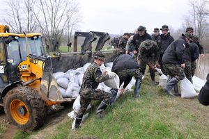 RADE BEZ PRESTANKA: 4 odreda Žandarmerije brane Srbiju od poplava