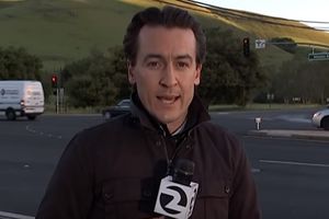 (VIDEO) UMALO POGINUO USRED JAVLJANJA UŽIVO: Pogledajte kako je TV reporter za dlaku izbegao smrt