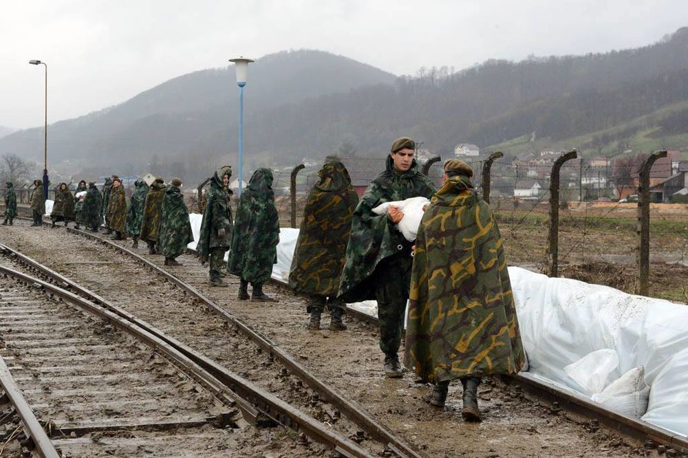 POPLAVLJENE OPŠTINE NA KOSOVU: Voda stigla do dvorišta, preti da uđe u kuće!