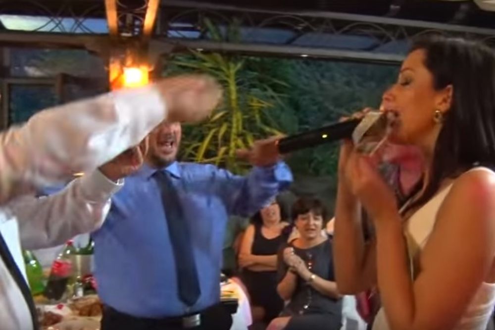 (VIDEO) KIŠA EVRIĆA: Aleksandru Prijović na svadbi gađaju parama!