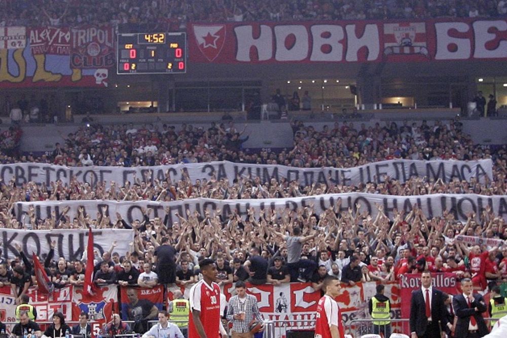 (FOTO, VIDEO) POSLEDNJI POZDRAV LEGENDI: Evo kako su se Delije oprostile od Dragana Nikolića