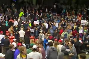 (VIDEO) NEREDI U ČIKAGU: Sukobile se Trampove pristalice i protivnici