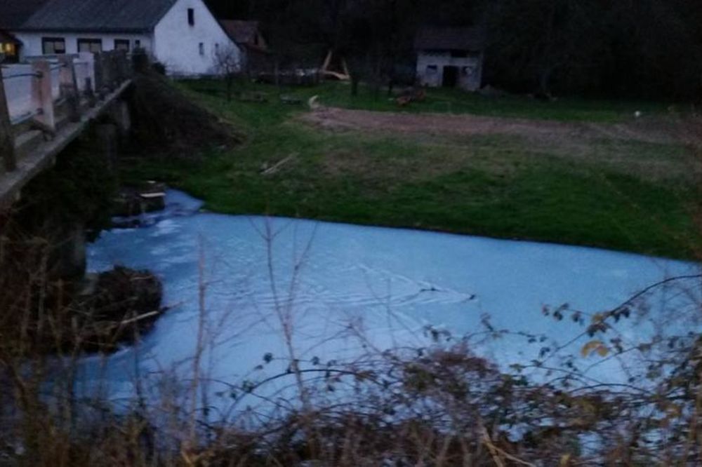 (FOTO) MEŠTANI U ČUDU: Reka Kupčina poprimila čudnu plavu boju