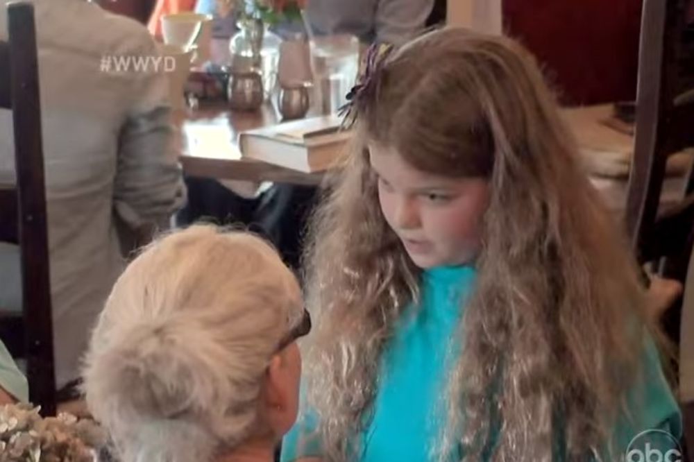 (VIDEO) Ceo restoran u šoku slušao šta majka govori ćerki! Scena je kritična!