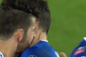 (VIDEO) NOVI SKANDAL KOŠTE: Pljunuo ka sudiji i hteo da ujede igrača Evertona!