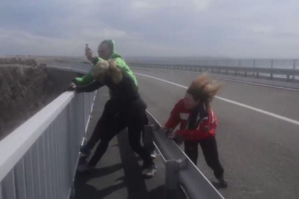 (VIDEO) ZAMALO ODUVANI: Hteli su selfi sa Paškog mosta po olujnom vetru!