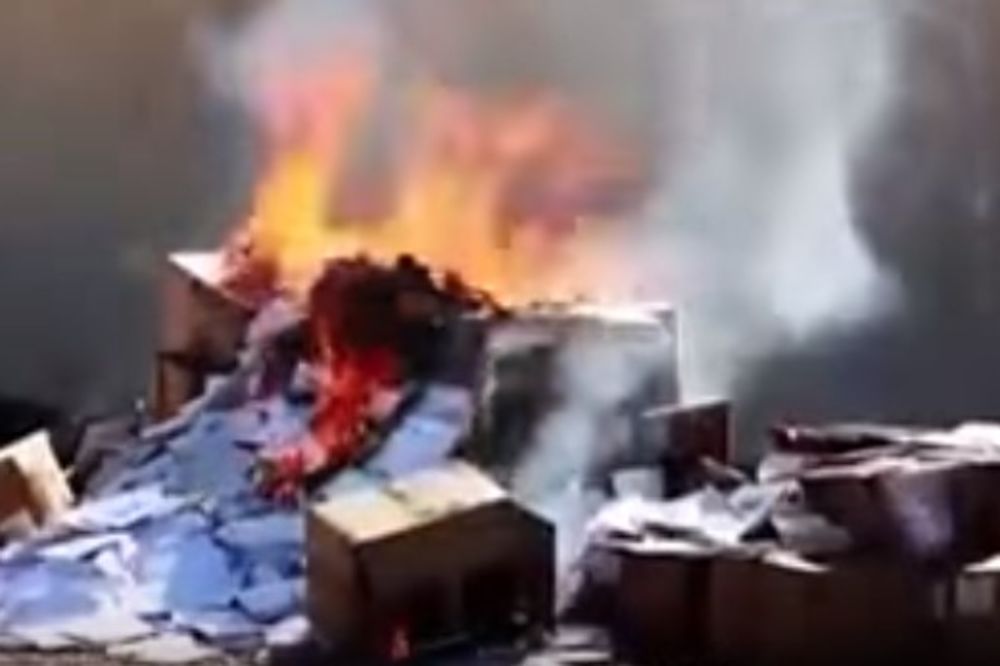 (VIDEO) DŽIHADISTI POPUT HITLEROVIH NACISTA: Javno spalili stotine hrišćanskih knjiga