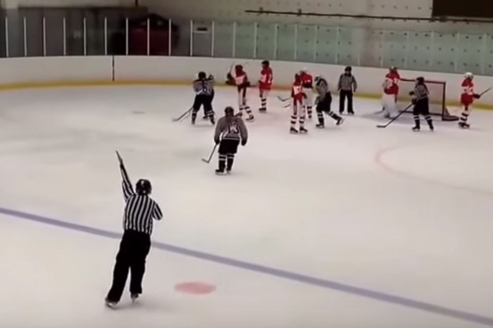 (VIDEO) HLADNI RAT: Hokejašica iz Rusije namernim udarcem palicom po glavi povredila Amerikanku