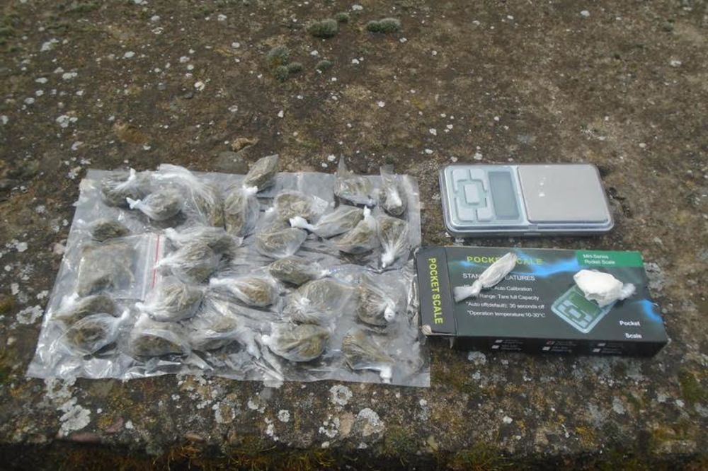 INĐIJA: Policija zaplenila 25 kesica marihuane i 7 kesica spida