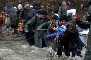 DRAMA U IDOMENIJU: Horda migranata probila makedonsku granicu