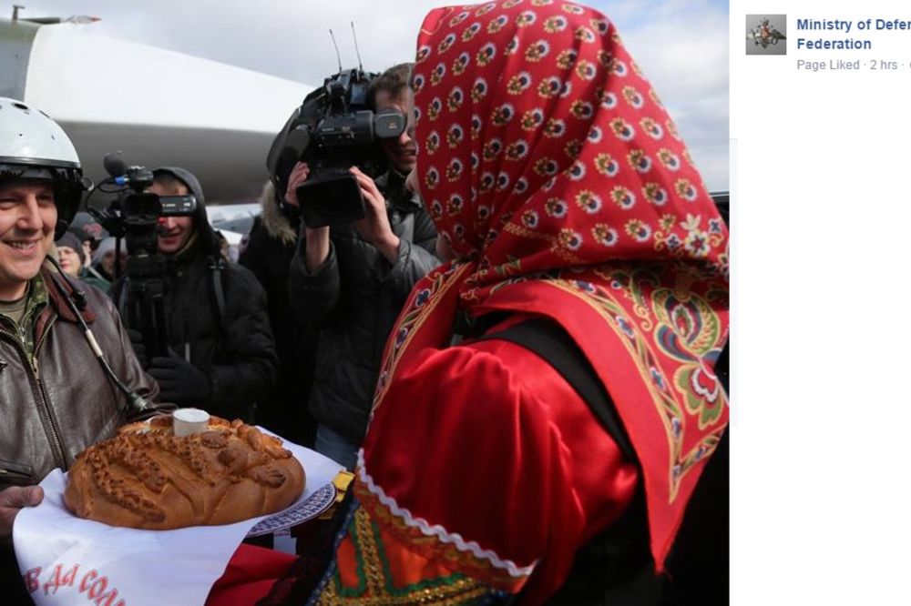(VIDEO I FOTO) RUSKI PILOTI DOLETELI IZ SIRIJE: Dočekali ih hleb, so i svečana parada