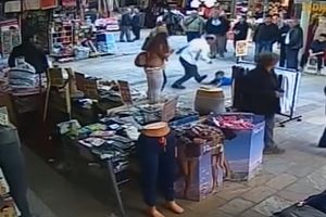 (UZNEMIRUJUĆI VIDEO) BACIO SIRIJSKO DETE O BETON IZ SVE SNAGE: Brutalno ponašanje turskog prodavca