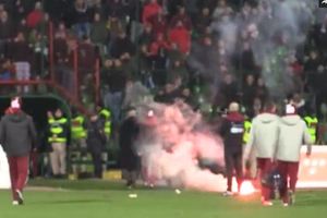 (VIDEO) NAPAD NA SRBINA: Evo kako su navijači Sarajeva gađali bakljom i terali Miodraga Ješića