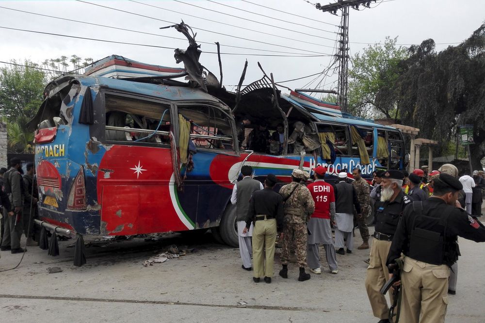 (FOTO, VIDEO) BOMBAŠKI NAPAD NA PAKISTAN: 15 službenika vlade poginulo u eksploziji autobusa