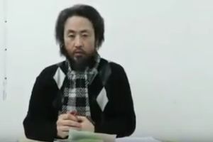 (VIDEO) POSLAO PORUKU ZEMLJI: Pojavio se snimak japanskog novinara zatočenog u Siriji