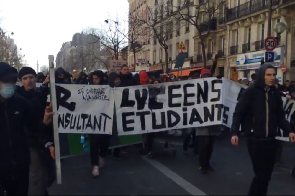 (VIDEO) NEREDI U PARIZU: Policija bacila suzavac na studente koji se protive novim reformama
