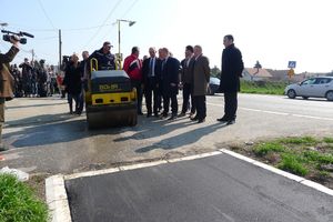 NOVI TROTOAR: Vesić obišao asfaltiranje ulice u Borči