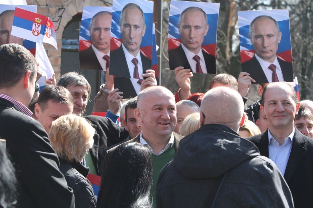 NENAD POPOVIĆ U BANATSKOM KARLOVCU: Okupljeni ga dočekali sa Putinovim slikama