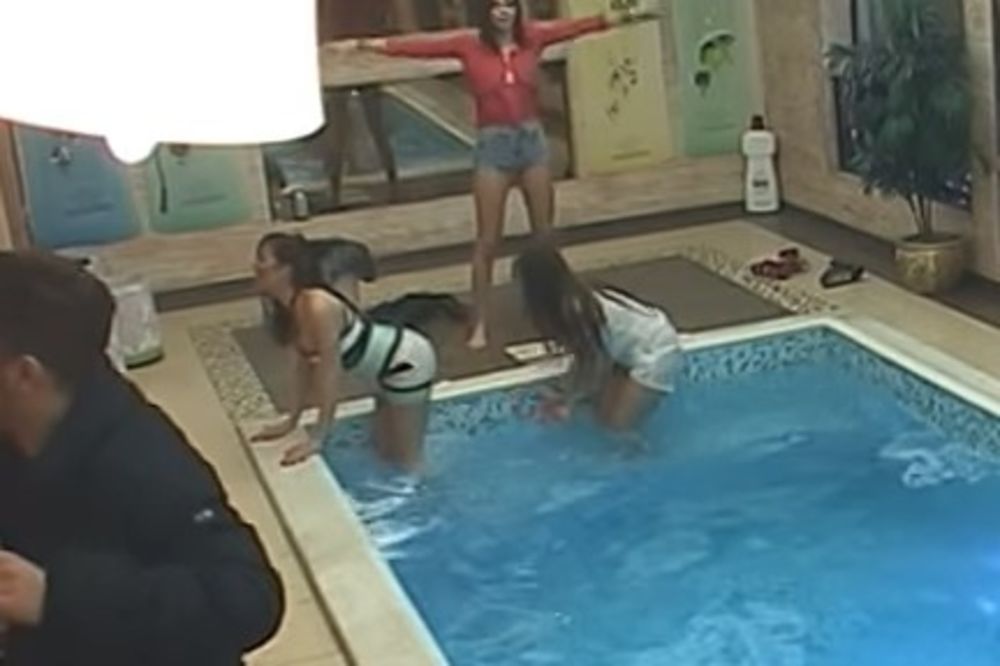 (VIDEO) PERVERZIJE U PAROVIMA: Tijana i Dalila izvele seksi ples u bazenu