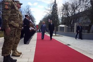 (FOTO) CETINJANI ODUŠEVLJENO DOČEKALI PRINCA ČARLSA: Ovo je velika čast za Crnu Goru!