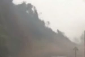 (VIDEO) DALJE NEĆE MOĆI: Vozači nisu ni slutili da će celo brdo da im blokira put