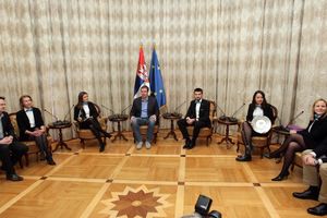 VUČIĆ STUDENTIMA FON: Trava u Srbiji nije manje zelena