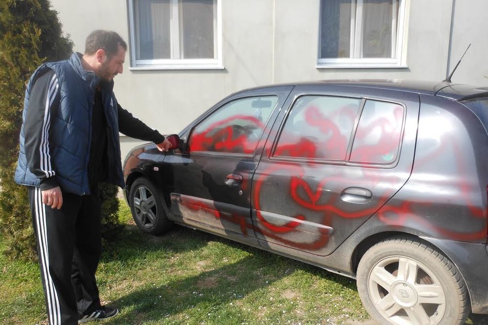 VANDALIZAM: Odborniku Ujedinjeni za Kikindu zbog podrške SNS išarali vozilo i prozvali ga izdajnikom