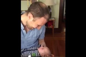 (VIDEO) OTAC JE POKUŠAO DA NAPRAVI SLADAK SNIMAK SA BEBOM: Ipak, beba je imala druge planove! Ups!