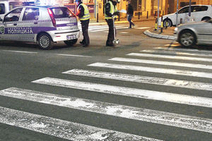 SAOBRAĆAJKA U PROKUPLJU: Autom pregazio starca na pešačkom prelazu
