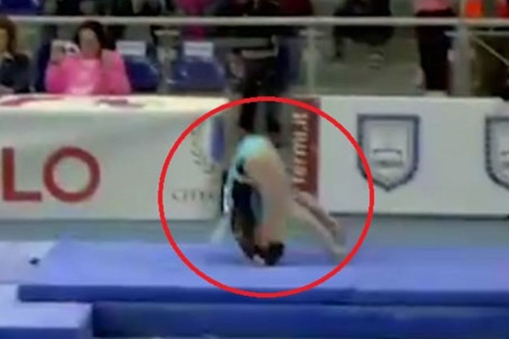 (VIDEO) TRENUTAK KADA JE ZANEMELA DVORANA: Jeziv pad gimnastičarke od kojeg se ledi krv u žilama