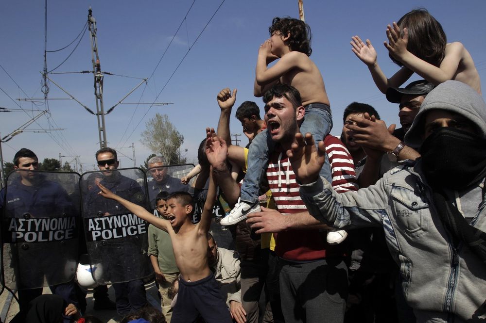 MERKEL, IZDALA SI NAS: Izbeglice i dalje protestuju u Idomeniju