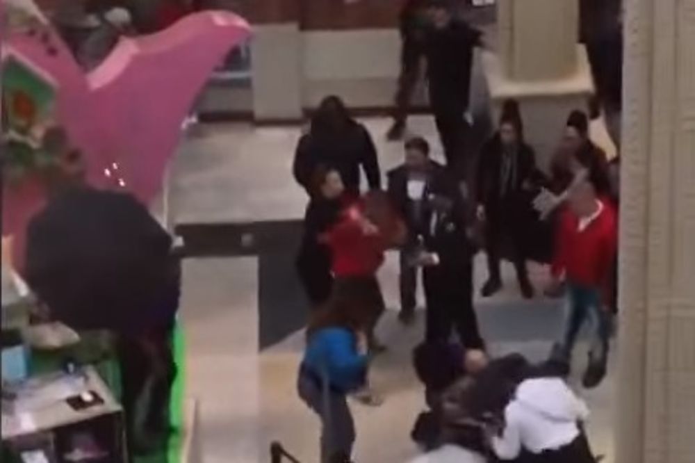(VIDEO) OBRAČUN U NJU DŽERZIJU: Uskršnji zeka tukao kupce u tržnom centru