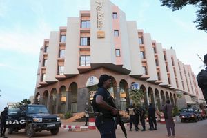 PUCNJAVA U HOTELU U MALIJU: Napadnuto sedište vojne misije EU, ubijen napadač