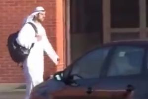 (VIDEO) SMEH DO SUZA: Pogledajte kako Ameri reaguju kada im priđe lepi Arapin s rancem
