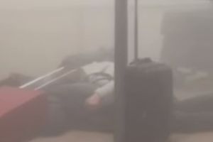 (UZNEMIRUJUĆE) NOVI SNIMAK SA AERODROMA: Mrtvi zagrljeni posle eksplozije, živi beže kroz oblak dima