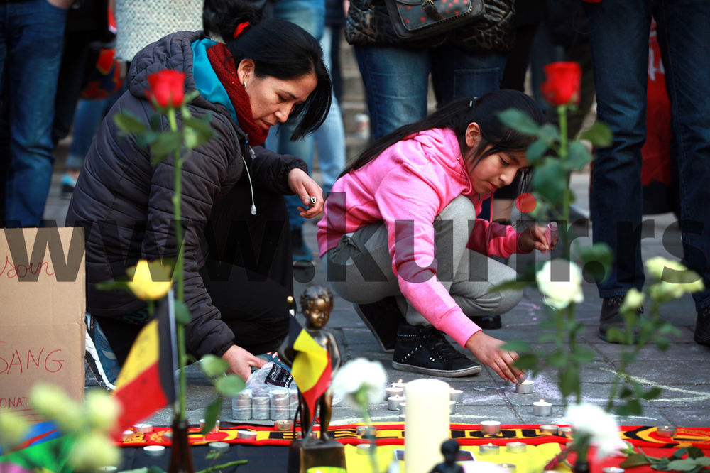 EKSKLUZIVNE FOTOGRAFIJE SA ULICA BRISELA: Građani pale sveće za žrtve terorističkog napada