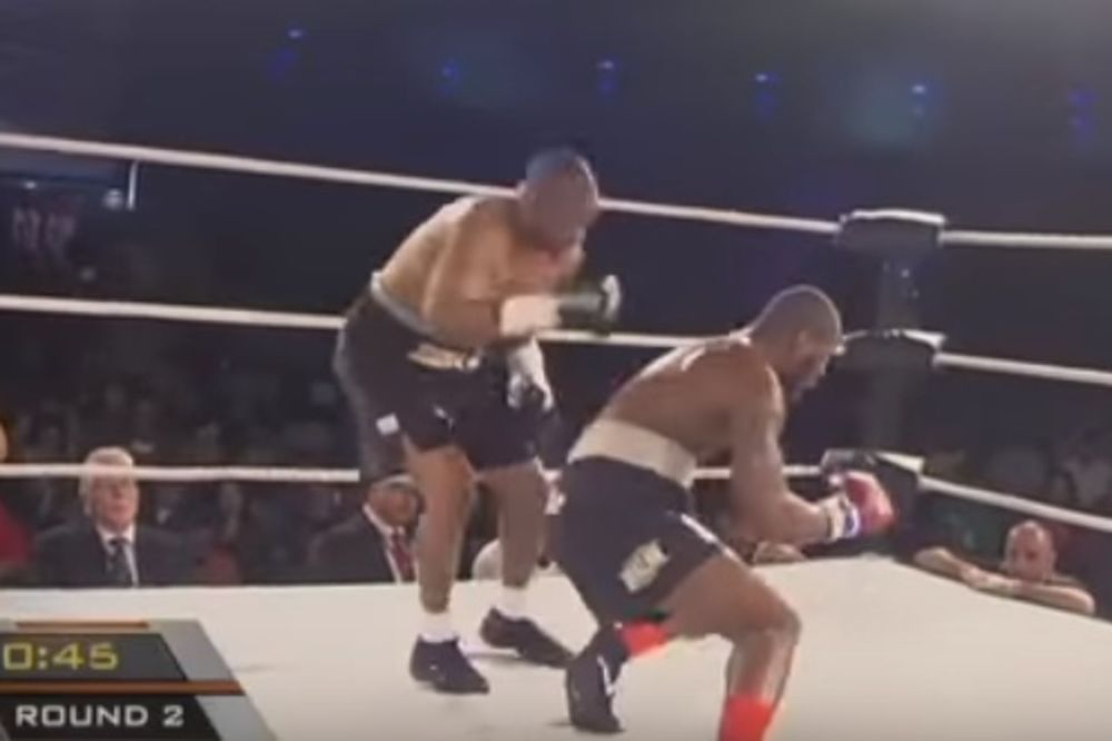 (VIDEO) LUDA IDEJA: Amater boksovao s profesionalcem, a onda je zažalio zbog te odluke!