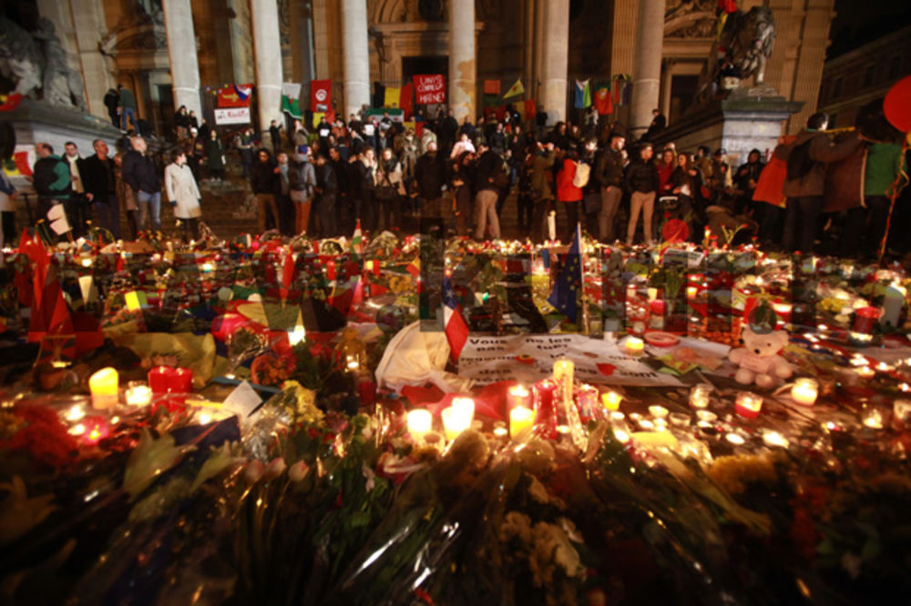 KURIR NA LICU MESTA Tuga, suze i sveće: Ovako je izgledala noć u Briselu