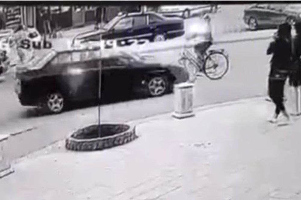 (VIDEO) STRAVIČNA NESREĆA U NOVOM PAZARU: Pogledajte kako je vozač kolima pregazio biciklistu
