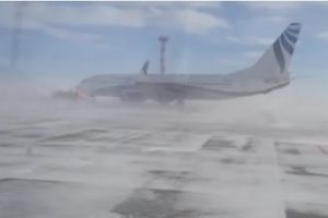 (VIDEO) KAO DA JE IGRAČKA: Sibirski uragan oduvao niz pistu 40 tona težak boing