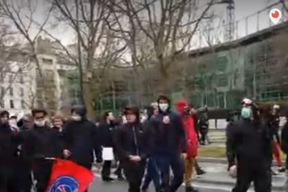 (VIDEO) RAT NA ULICAMA PARIZA: Policija bacila suzavac na studente koji štrajkuju zbog reformi
