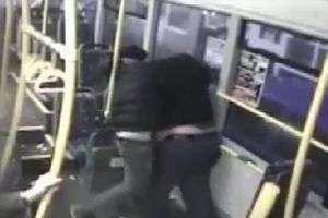 (VIDEO) BEZ SRAMA: Divljački prebili penzionera u autobusu pa se vratili da mu otmu torbe