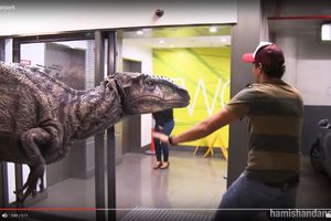 (VIDEO) PARKING IZ DOBA JURE: Kamera zabeležila brutalan napad dinosaurusa