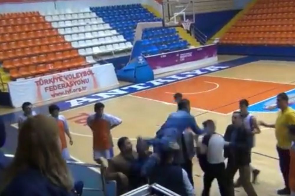 (VIDEO) NEČUVENO: Pogledajte kako je otac košarkaša poleteo s tribina da udari sudiju