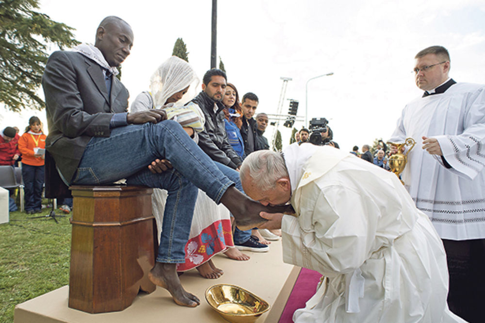 Papa muslimanskim migrantima prao noge i poljubio ih