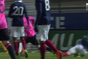 (VIDEO) URLAO OD BOLOVA: Fudbalska zvezda od 50 miliona evra doživela užasnu povredu