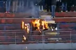 (VIDEO) LEŠINARI DOČEKALI PARTIZAN NA NOŽ: Evo kako su navijači Borca zapalili crno-bele šalove