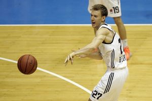 (VIDEO) DIGAO GROBARE NA NOGE: Pogledajte sjajnu akciju košarkaša Partizana i kucanje Vrapca
