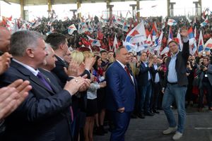 (FOTO) VUČIĆ NA MITINGU: Leskovački naprednjaci lideru stranke skandirali Aco, Srbine!