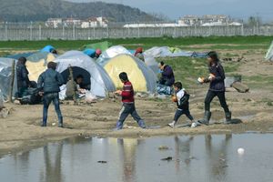GRČKA POČELA DA PRAZNI KAMP U IDOMENIJU: Spremni za evakuaciju više od 11.000 ljudi